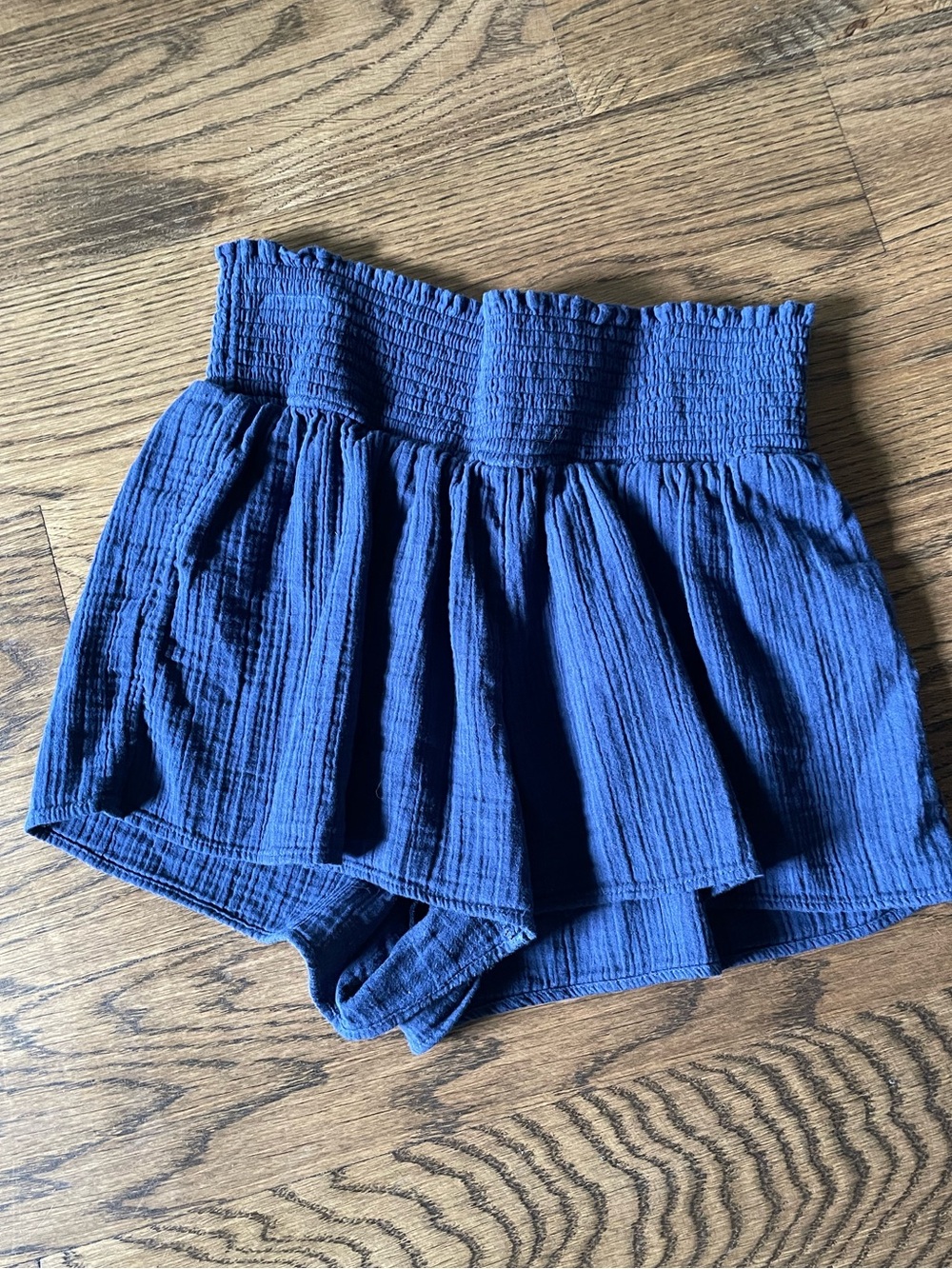 Women’s Vineyard Vines Navy Blue Smocked Waist Shorts - Size M